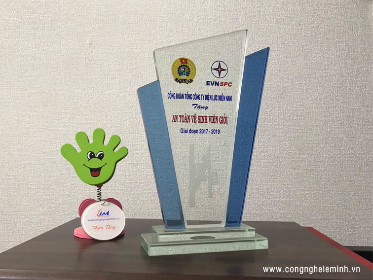 LÀM KỶ NIỆM CHƯƠNG THỦY TINH 