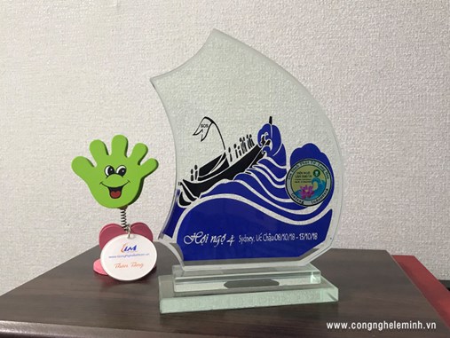 LÀM KỶ NIỆM CHƯƠNG THỦY TINH 