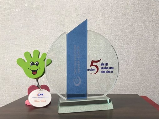 LÀM KỶ NIỆM CHƯƠNG THỦY TINH 