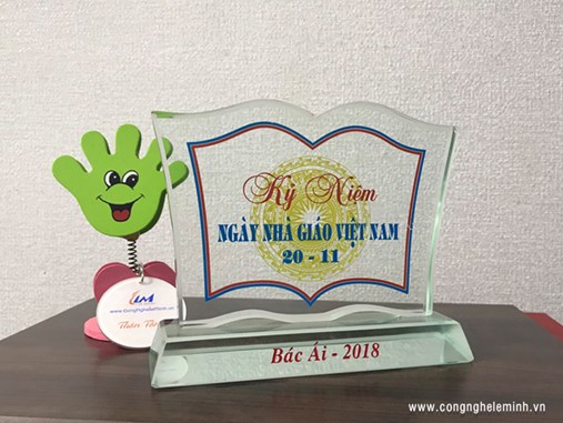 LÀM KỶ NIỆM CHƯƠNG THỦY TINH 