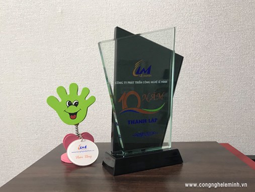 LÀM KỶ NIỆM CHƯƠNG THỦY TINH 